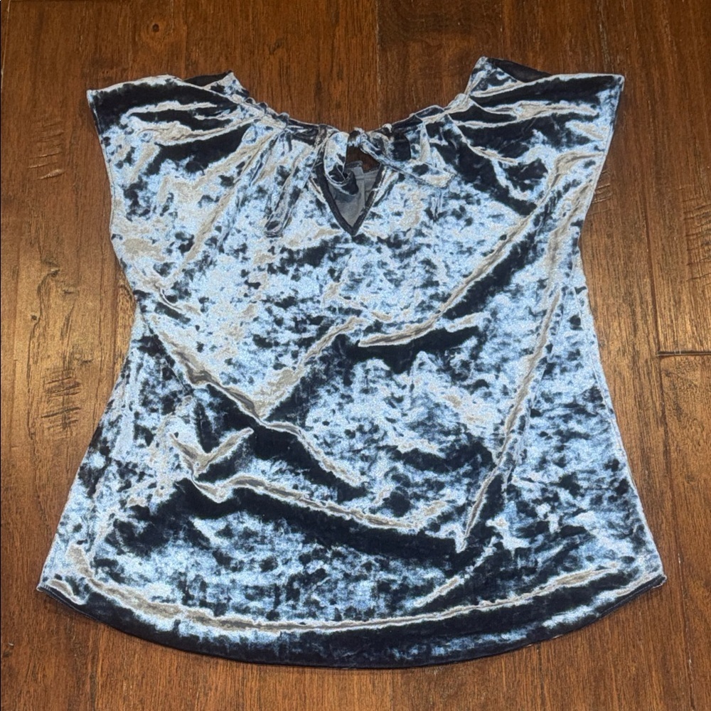 CM🩷 Medium Sleeveless LC Lauren Conrad Shimmering Blue Velvet Blouse